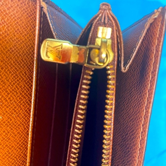 Louis Vuitton Brown and Gold Monogram Clutch Wallet Very Good Condition Unisex - Picture 12 of 16